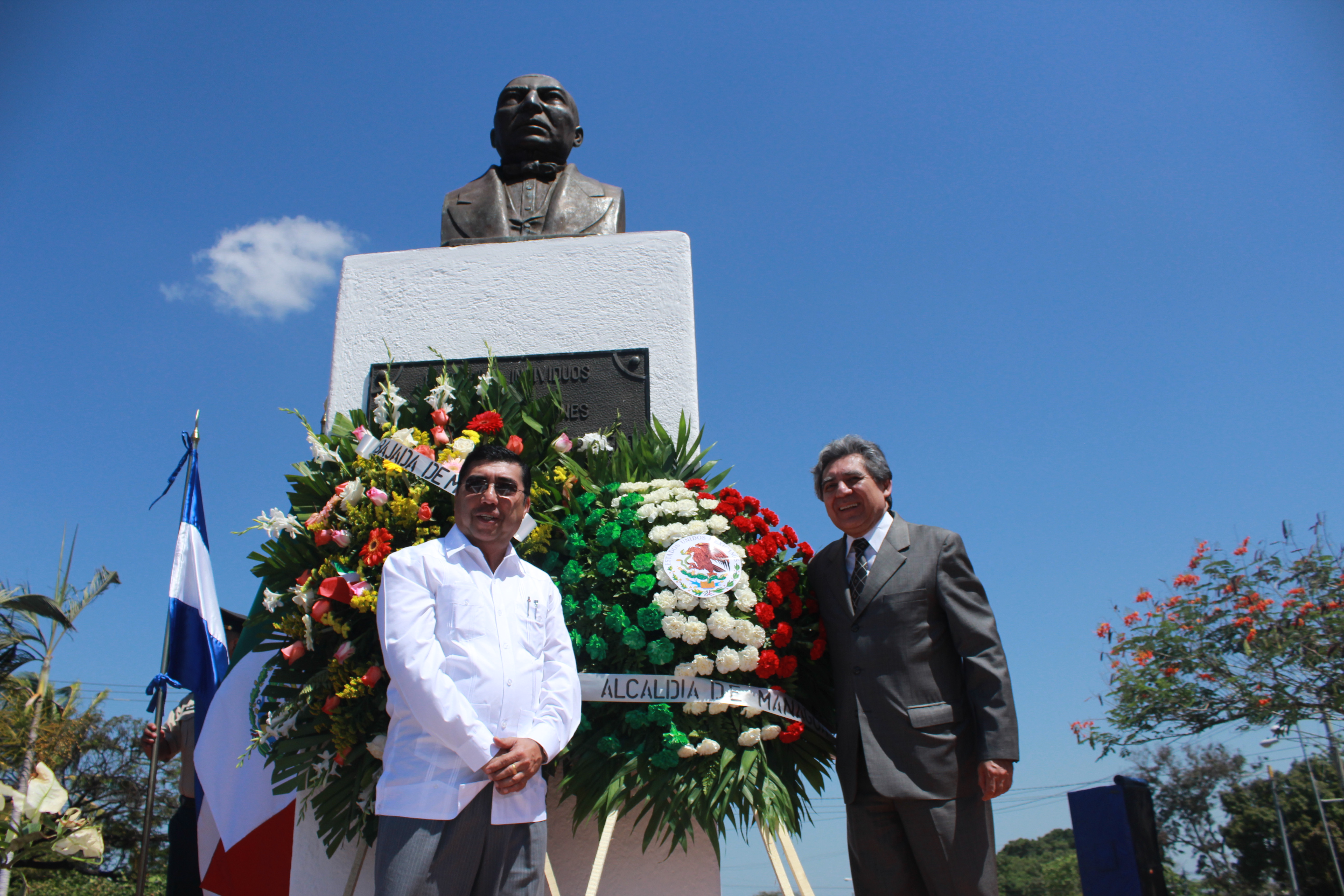 Omar Hurtado Contreras, embajador de México en Nicaragua, y el viceAlcalde de Managua, Enrique Armas. LA PRENSA/W. LÓPEZ