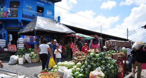 Comerciantes se salen del mercado para vender en la calle