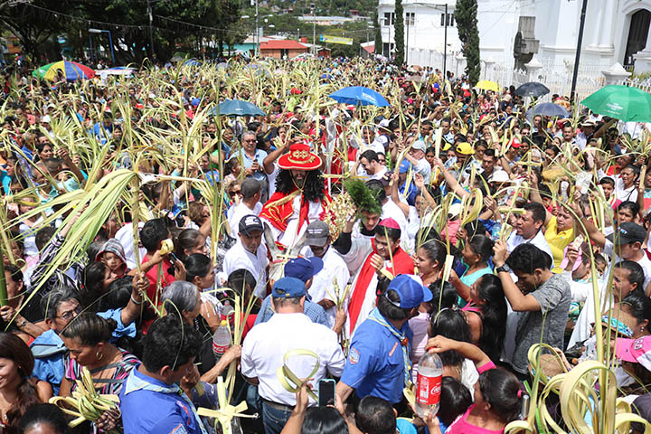 Feligreses participan en la procesión de Jesús del Triunfo en Matagalpa