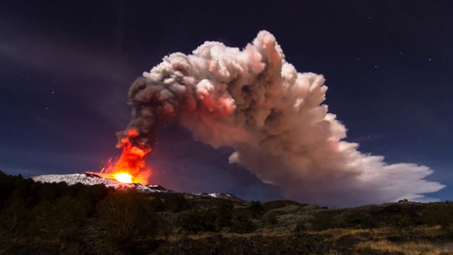 Cómo el Monte Etna, el volcán más grande de Europa, se desliza cada año hacia el Mediterráneo