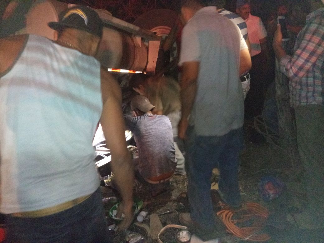 Dos personas quedaron prensadas en una rastra que se volcó en Juigalpa 