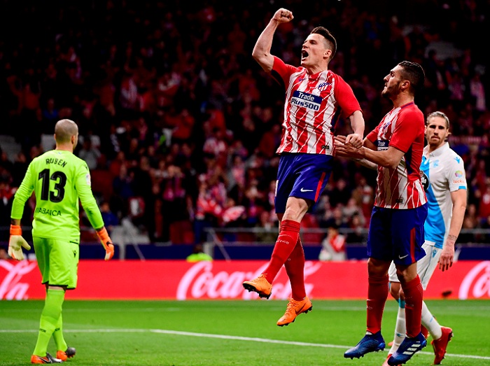 El Atlético gana con apuros y consolida segunda plaza en la Liga