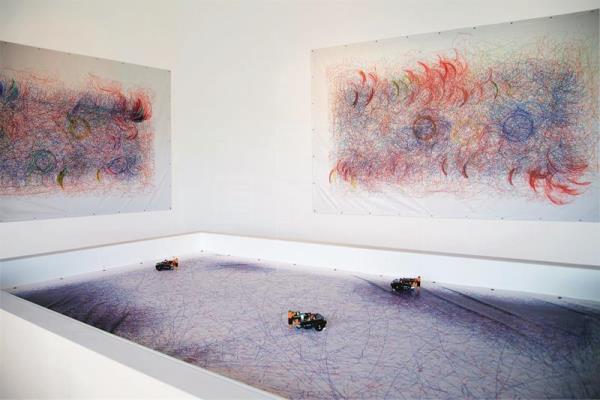 Arte hecho por robots inteligentes se exhibe en el Grand Palais de París