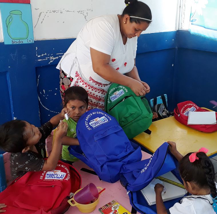 Entregan mochila escolar a más de 700 niños en Chinandega