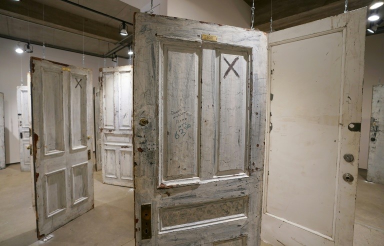 Las puertas del Chelsea Hotel y sus fantasmas serán subastadas en Nueva York