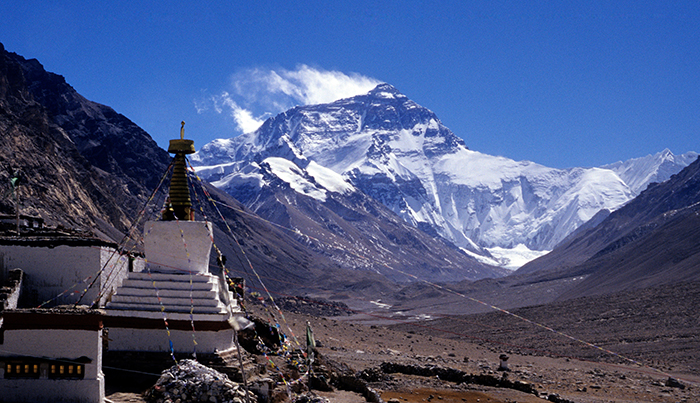 Vista del Monte Everest desde el Monasterio de Rongbuk, en el lado tibetano de la montaña sagrada. LA PRENSA / iStock