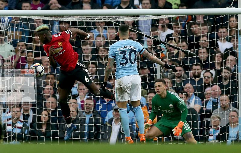 El United se lleva al derbi de Mánchester y aplaza el título del City
