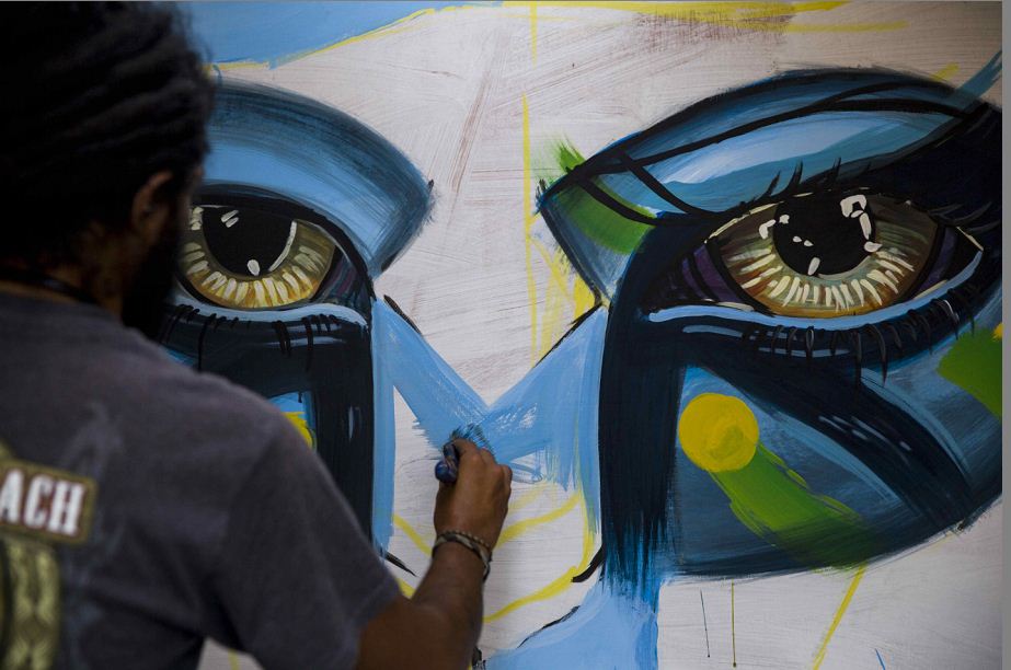 Más de cien artistas pintan sus obras al aire libre en el evento «Puertas Abiertas»
