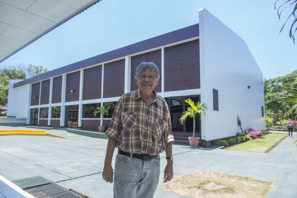 El catedrático Freddy Quezada en la UNAN Managua con el auditorio 12 Fernando Gordillo a sus espaldas. Un "palacio de los discursos y de los placeres", según recuerda Quezada de la época más hippie de esa universidad. LA PRENSA / Óscar Navarrete.