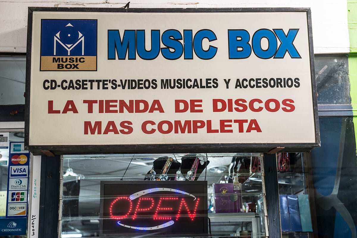 En el Centro Comercial Managua siguen abundando los rótulos antiguos como este. A pesar de que la tienda ya no existe y ahora es un lugar donde se vende maquillaje, algunos dueños aseguran que prefieren dejar los viejos rótulos como un símbolo de lo antiguo que es el lugar. LA PRENSA / Óscar Navarrete.