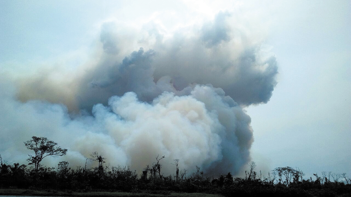 Miembros del Ejército se trasladaron a la zona afectada por el incendio con equipo especial para atender el siniestro. LA PRENSA/Cortesía del Ejército de Nicaragua