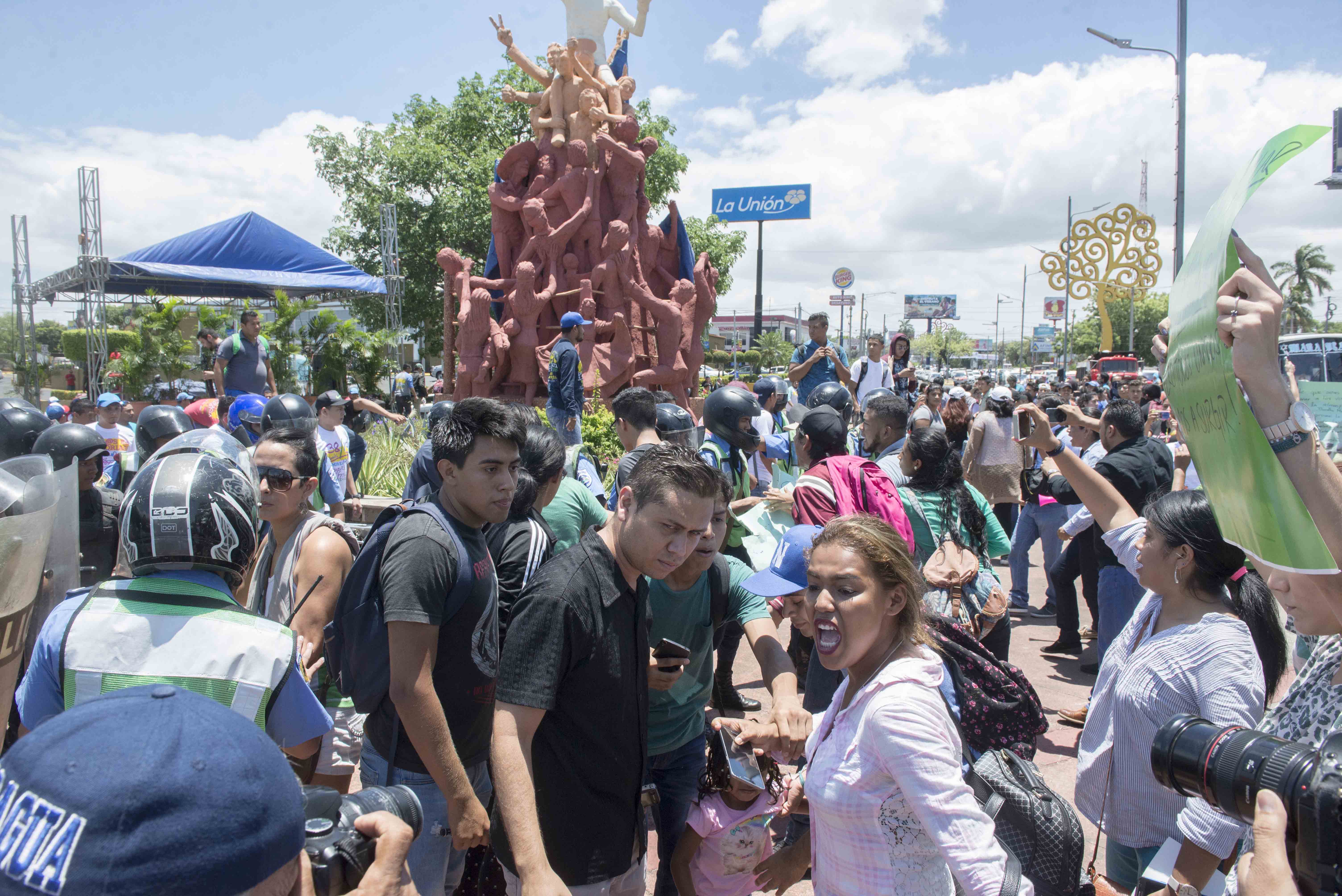 Policías antimotines reprimieron marcha de universitarios en Managua
