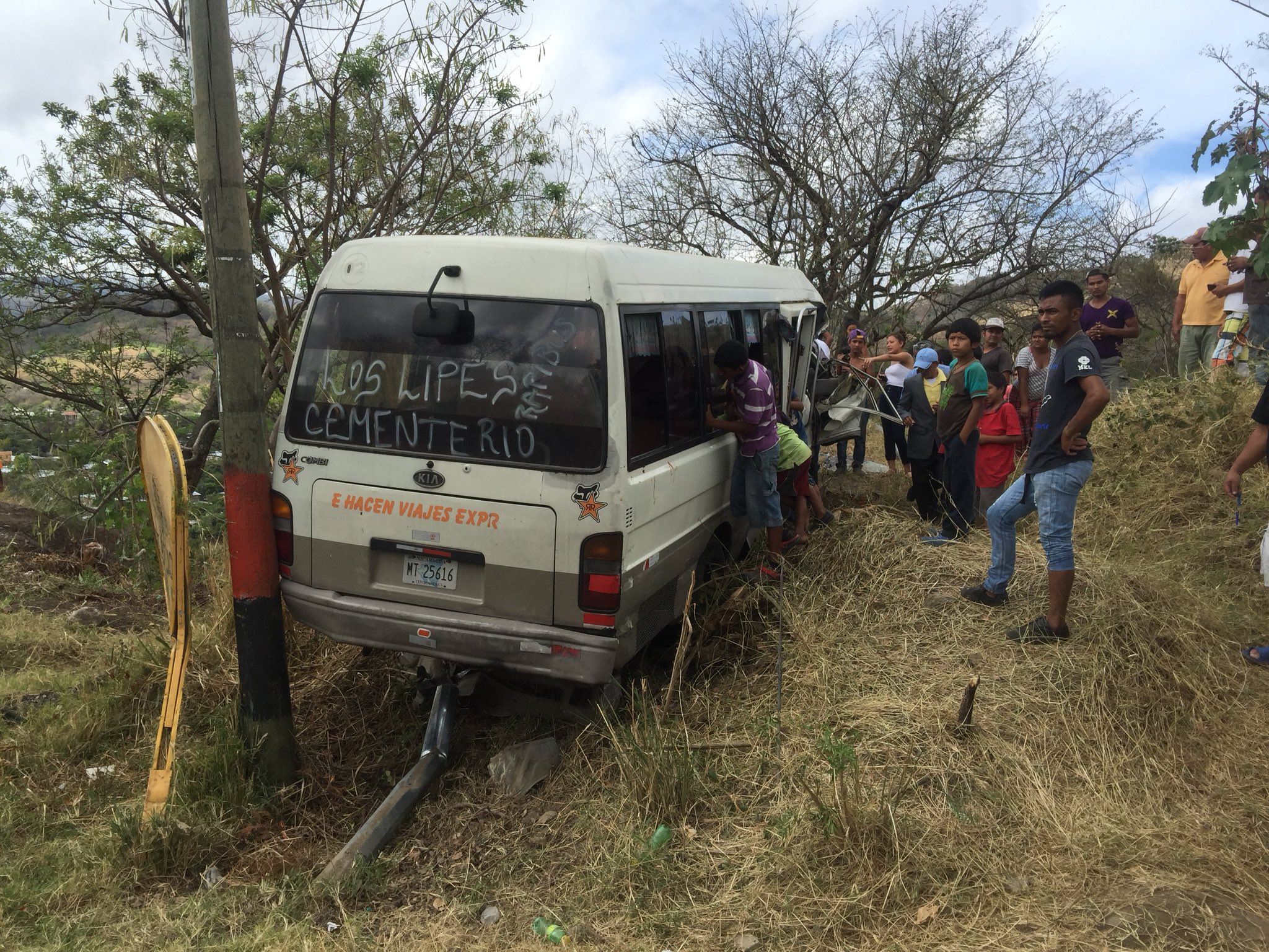 Microbús se estrella contra una valla metálica y deja más de 30 heridos en Matagalpa