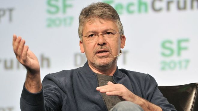 Quién es John Giannandrea, el jefe de inteligencia artificial de Google a quien Apple contrató para transformar Siri