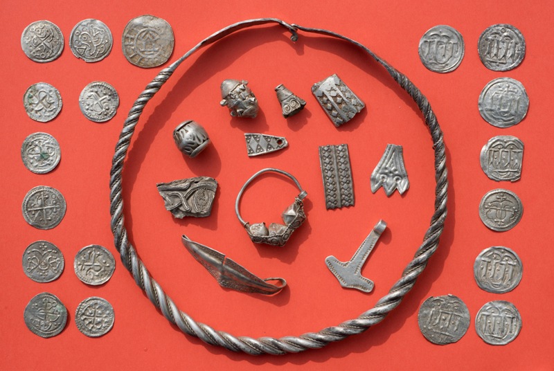 Niño descubre tesoro que ocultó un rey vikingo en isla alemana de Rügen