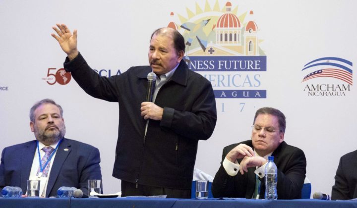 Daniel Ortega junto a los líderes empresariales: Álvaro Rodríguez de Amcham, y Jose Adan Aguerri de Cosep en 2017. LA PRENSA/ Uriel Molina
