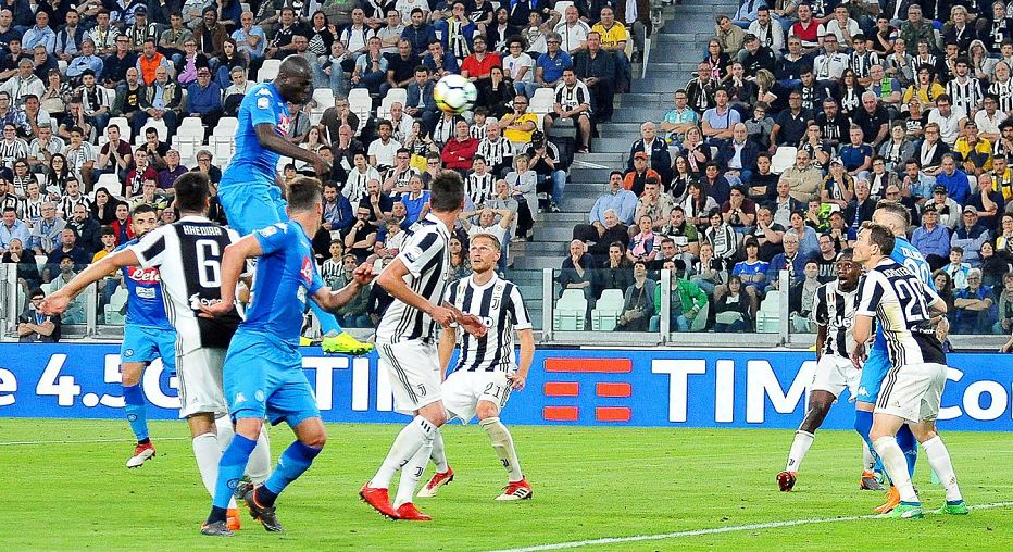 Nápoles conquista Turín y se coloca a un punto del Juventus