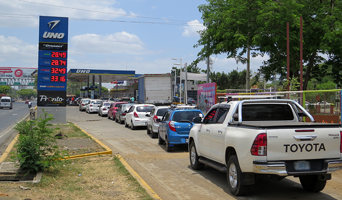Las filas en las gasolineras que abrieron ayer eran de al menos dos cuadras. LA PRENSA/ DELEANA HERNÁNDEZ
