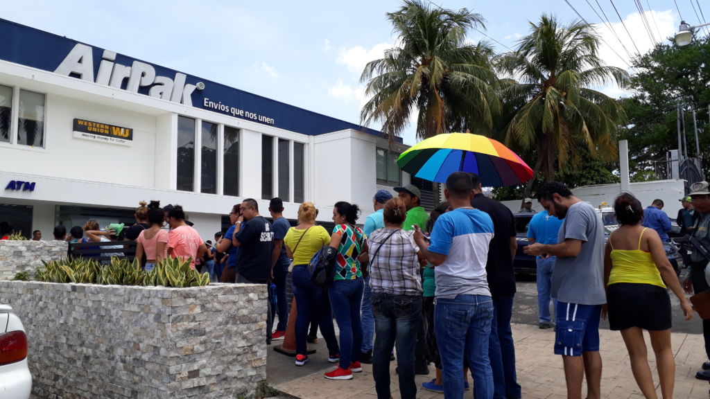 Personas haciendo filas afuera de Airpak. LAPRENSA/C. TÓRREZ