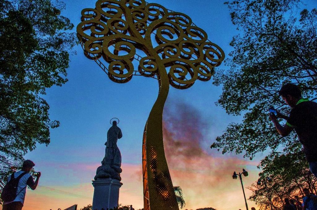 El "árbol de la vida" en la Rotonda La Virgen de Managua fue derribado la noche de este lunes 23 de abril. LA PRENSA/ ÓSCAR NAVARRETE