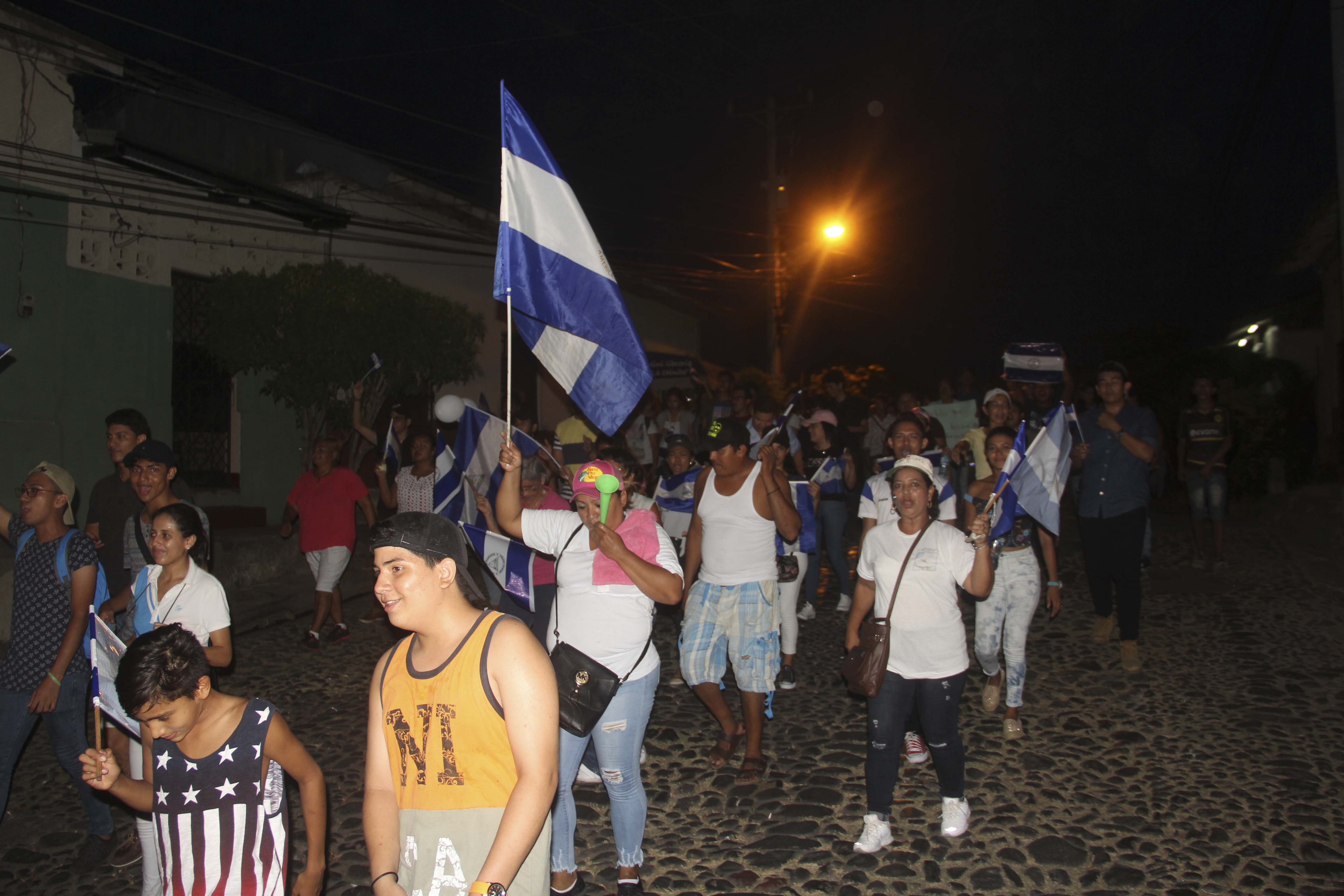 Ciudadanos resisten y marchan por noveno día en León