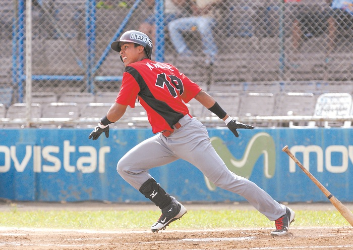 Norlando Valle se convirtió en la figura clave de León al empujar las dos carreras del empate en el inicio del noveno episodio contra el Rivas. LA PRENSA/ARCHIVO