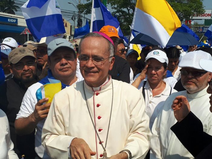 El obispo Silvio Báez salió en compañía de la feligresía católica desde el Colegio Teresiano hacía la Catedral de Managua. LA PRENSA/Julio Estrada