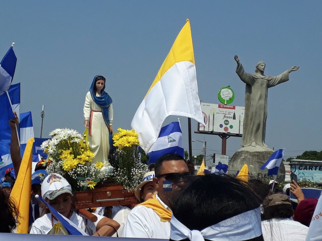 El Cristo de la rotonda Cristo Rey ya no es acompañado por el "chayopalo" rojo que mandó a colocar Rosario Murillo. Las recientes manifestaciones derribaron varios de estos símbolos del poder ejecutivo de Nicaragua. LA PRENSA / Leonor Álvarez.