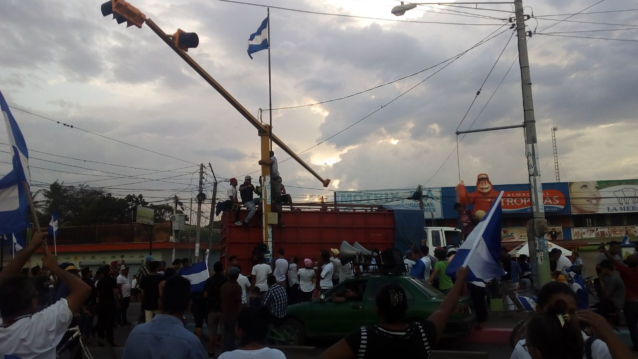Momentos en que pobladores de Sébaco colocan la Bandera Nacional en el sitio donde había banderas del Frente Sandinista. LA PRENSA/Cortesía B. Martínez.