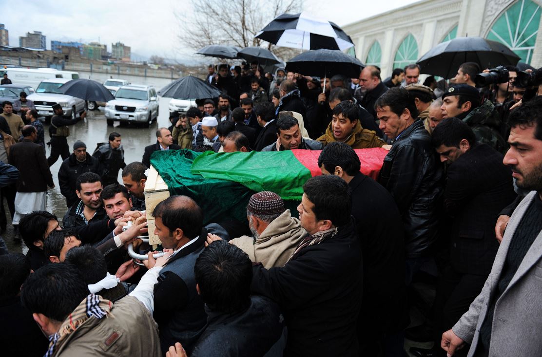 Doble atentado en Kabul mata a una veintena de personas