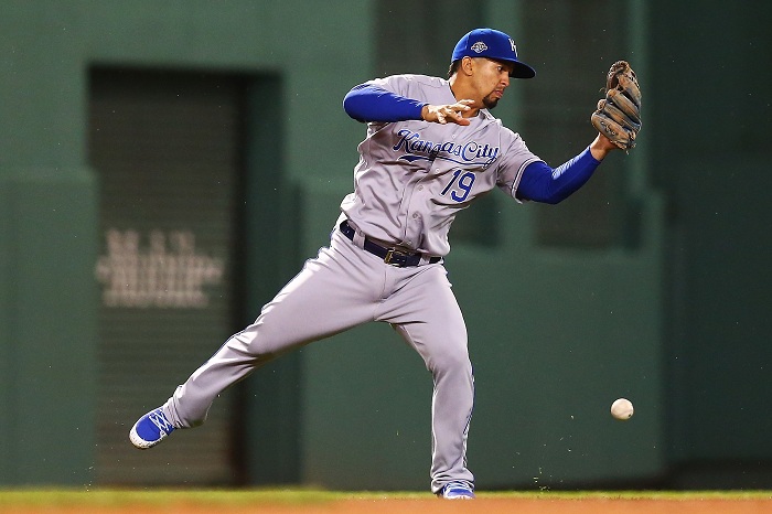 Cheslor Cuthbert cometió su tercer error de la campaña, al jugar ayer como titular de la tercera base de los Royals de Kansas City. LA PRENSA/Adam Glanzman/Getty Images/AFP
