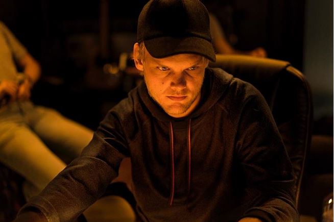 DJ Avicii se suicidó con una botella rota, según portal estadounidense