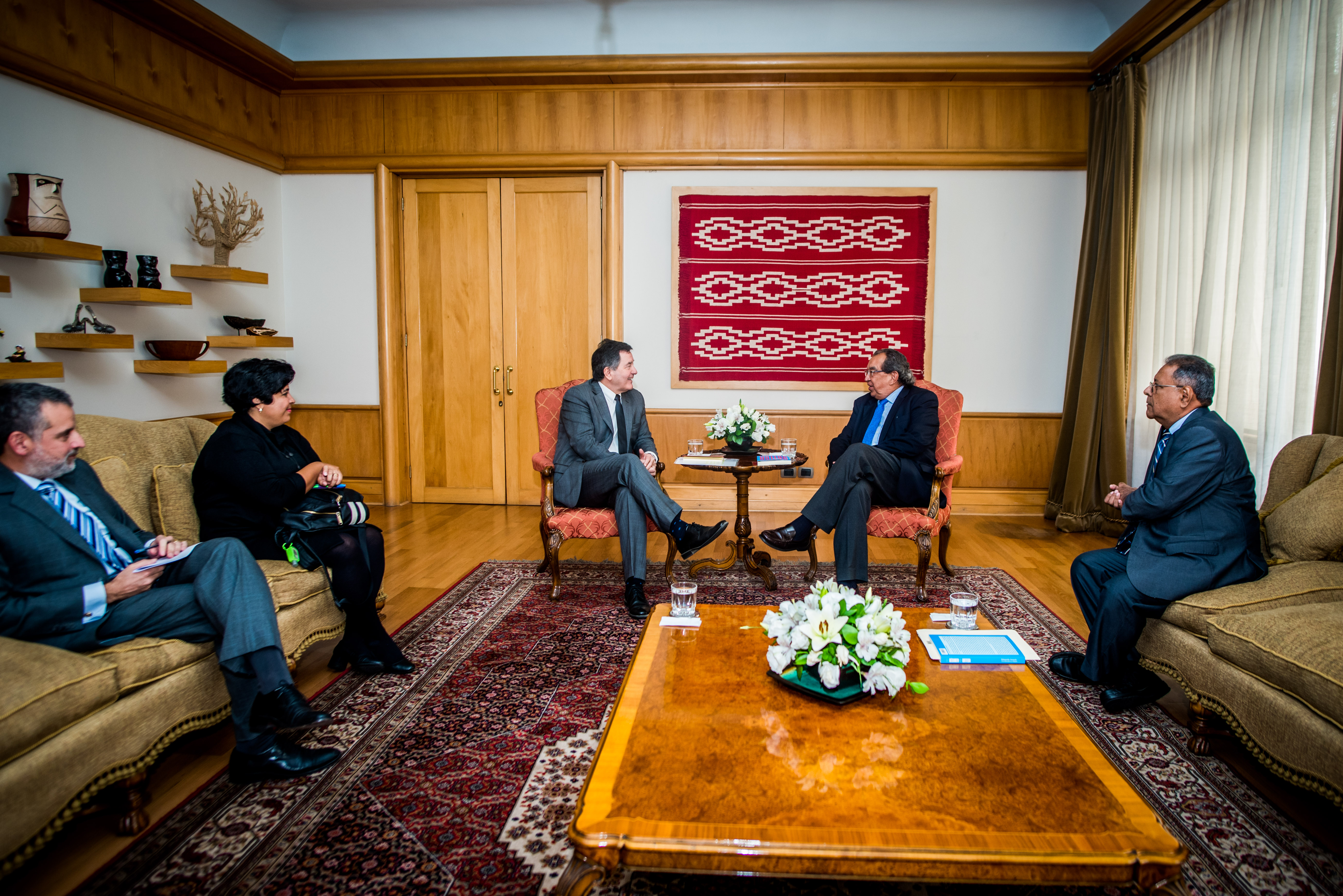 canciller de Chile, Roberto Ampure, opositores