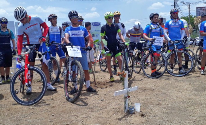 Los ciclistas por la paz en Nicaragua depositaron flores en la rotonda Jean Paul Genie. LA PRENSA/ CINTHYA TORRES