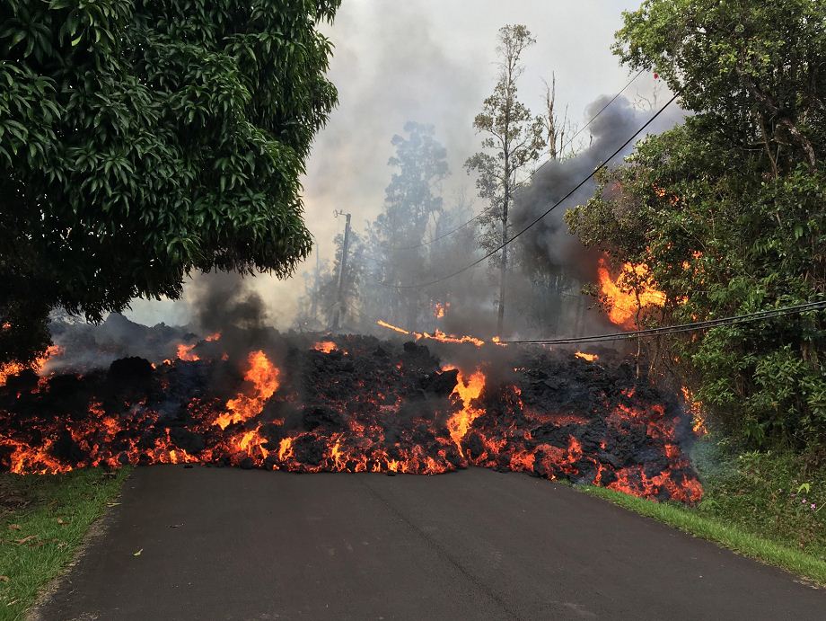 Erupción volcánica en Hawái destruye varias casas