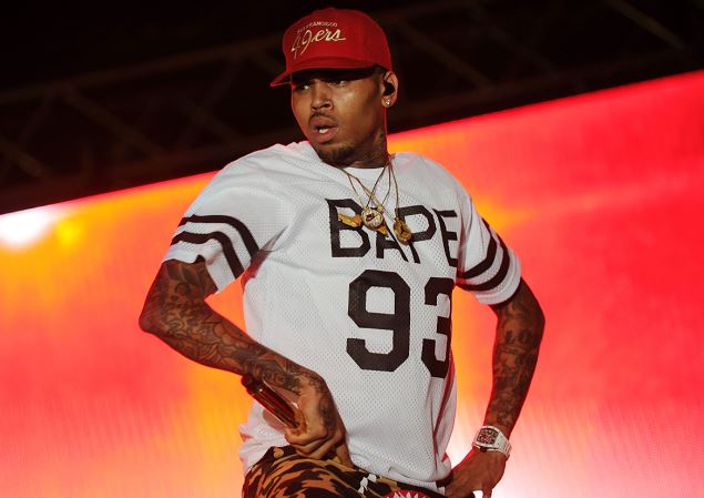 Chris Brown enfrenta demanda por agresión sexual