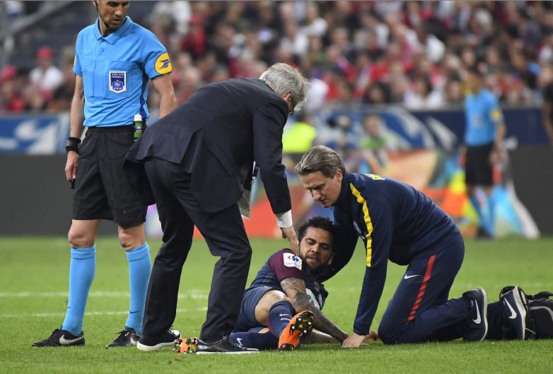 El defensor brasileño Dani Alves se queda sin Mundial por una lesión