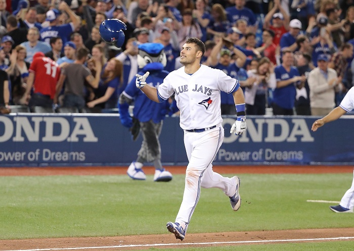 Luke Maile dio jonrón de dos carreras en el inning 12 para acabar el juego. LA PRENSA/Tom Szczerbowski/Getty Images/AFP