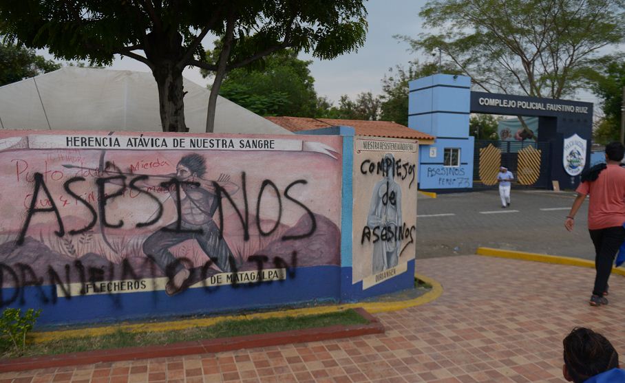 El complejo policial ubicado en Plaza El Solde ha sido blanco de manifestantes enardecidos en más de una ocasión, quienes culpan a los oficiales de la muerte de los estudiantes y los acusan de asesinos. LA PRENSA/CARLOS VALLE