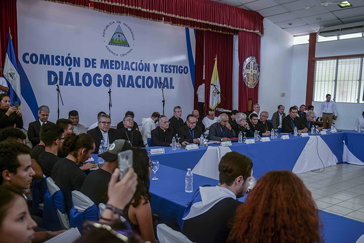 Miembros de la Conferencia Episcopal de Nicaragua y de la Coalición Universitaria. LA PRENSA/CARLOS VALLE