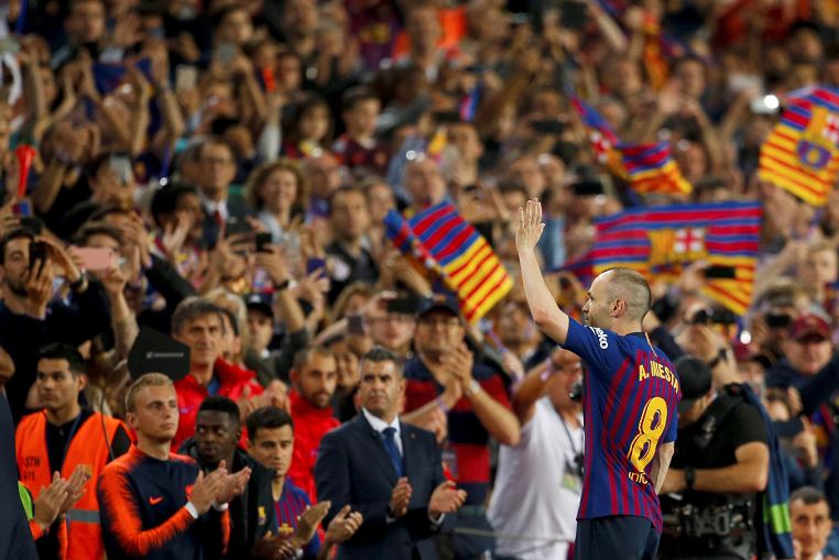 Iniesta deja su última clase magistral en el Camp Nou