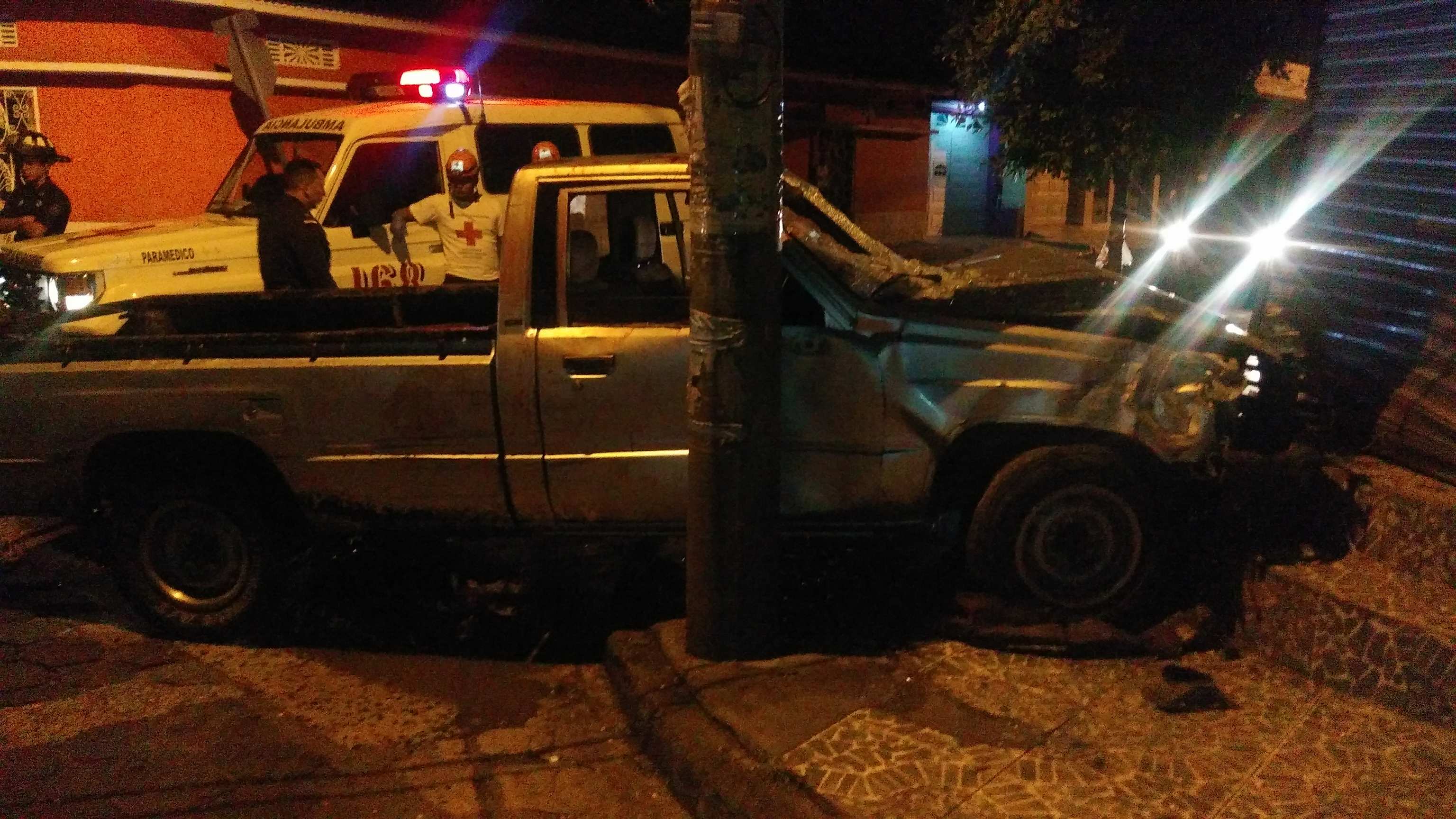Joven muere tras estrellarse la camioneta en la que viajaba contra un establecimiento en Estelí