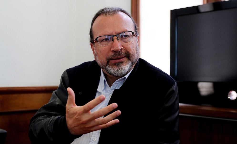 “La humanidad no necesita soluciones, sino conciencia”, sostiene William Ospina