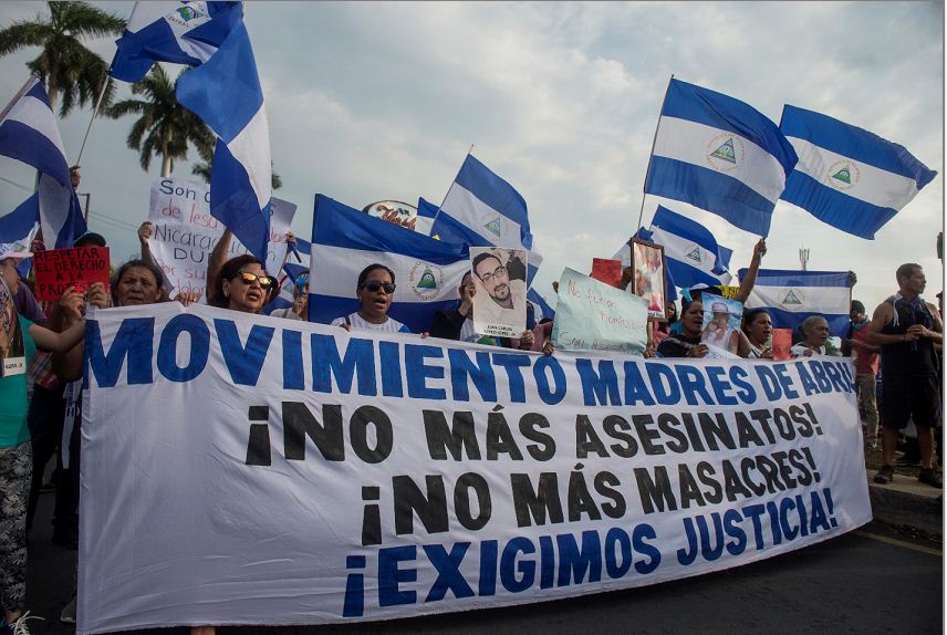 Barricada cultural en apoyo a las Madres de Abril