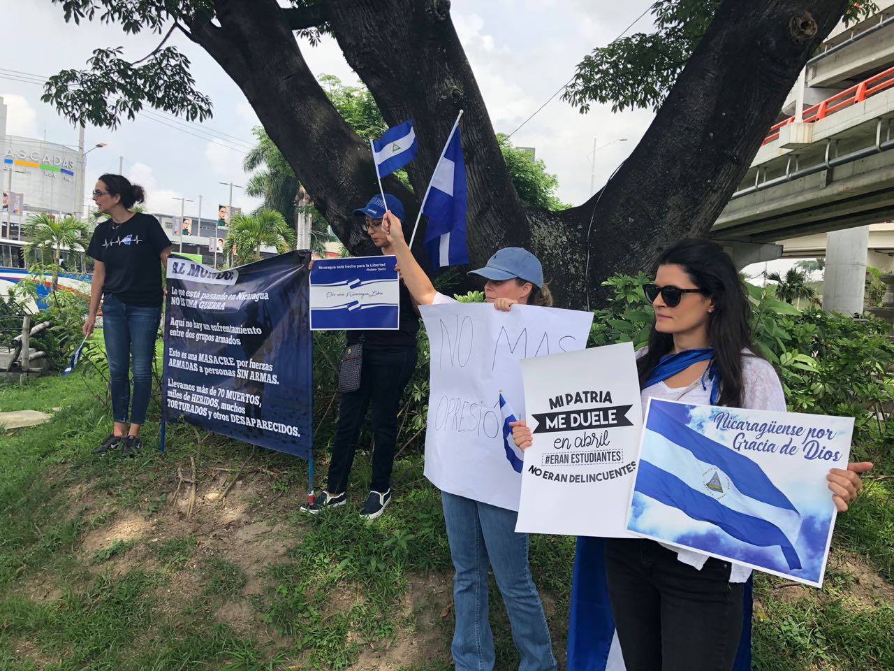 Nicas en El Salvador se pronuncian ante represión de Ortega durante las protestas