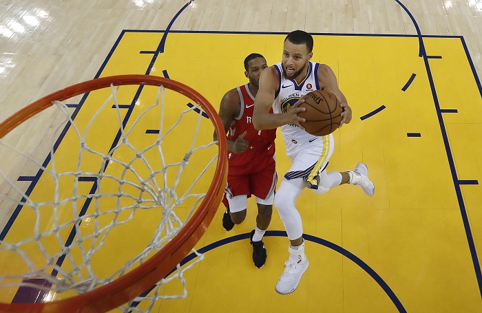 Stephen Curry fue pieza importante en el séptimo partido de la final de la Conferencia Oeste de la NBA, ganado por los Warriors de Golden State. LA PRENSA/AP/John G. Mabanglo