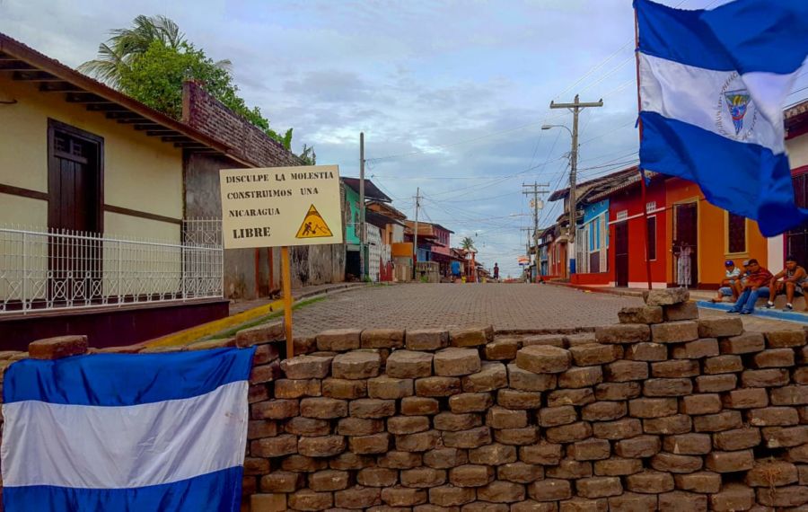 La nicaragüense que hace rótulos con mensajes de apoyo en los tranques del país