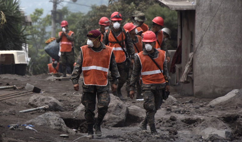 Rescatistas suspenden la búsqueda de desaparecidos en Guatemala