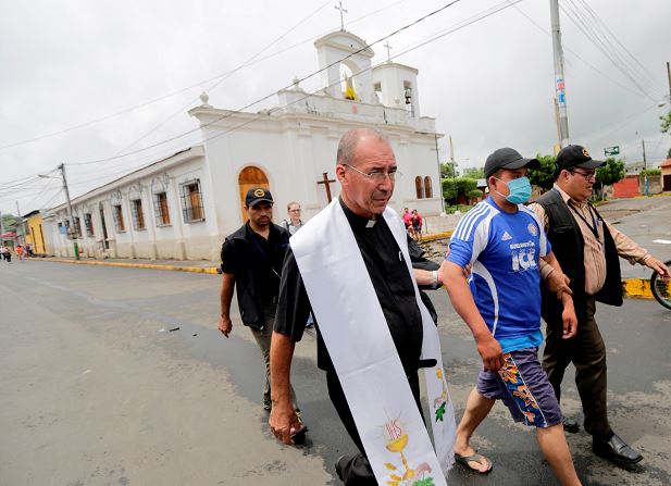 El párroco de la iglesia San Miguel, Edwin Román, ha enfrentado con mucha valentía todas las amenazas que le han hecho por defender a la ciudadanía. LA PRENSA/ MANUEL ESQUIVEL