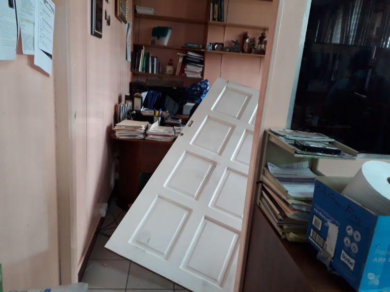 Upoli saqueada y semidestruida por vándalos